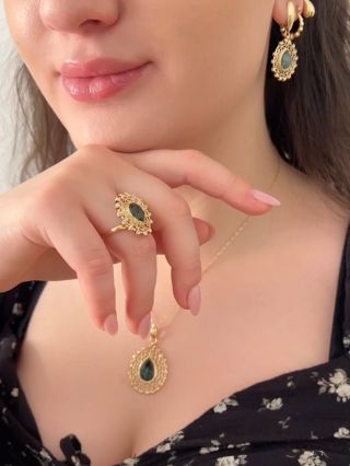 ✨ Nebojte se vrstvit a kombinovat zlaté šperky – čím víc prostoru jim dáte, tím více zazáří. Doplňky nejsou jen ozdobou,...