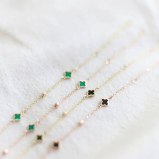 💚 Štvorlístková kolekcia 💚 Šťastie má mnoho podôb – a u nás aj mnoho farebných variácií. Zlaté náramky zo 14kt zlata so...