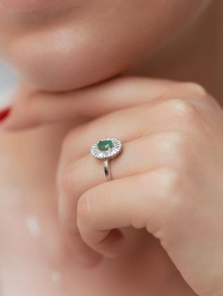 🌿 Zelený půvab smaragdu & oslnivý třpyt briliantů 💎 Tento luxusní prsten LLV59-DR179WEM z bílého 14kt zlata s přírodním...